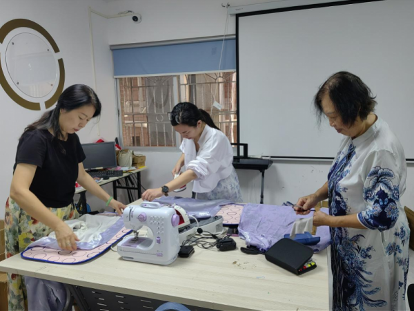 五八策略 巧手绣芳华，深圳南山华夏街社区开展中式服装缝纫小组活动