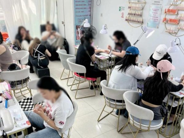 启恒配资 北上广白领，挤爆“59元店”